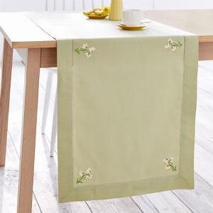 Chemin de table Laissez entrer le printemps avec ce linge de table aux narcisses minutieusement brodés