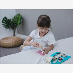 PlanToys Kinder Zahnarzt Set mit Zubehör aus Kautschukholz Maße 155 x 23 cm