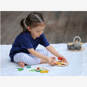 PlanToys Frühstück Set für die Kinderküche aus recyceltem Kautschukholz Durchmesser 16 cm Höhe 19 cm