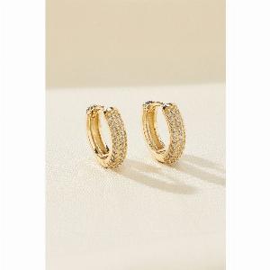 25 Rabatt auf elegante goldene Ohrringe mit funkelnden PavéSteinen