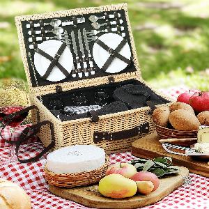 Outsunny Picknickkorb aus Weidenholz Picknickkoffer für 4 Personen mit Isoliert Kühlfach Picknickdecke Besteck Set Picknick Set Komplettset für Camping Strand Weihnachten Naturholz   Aosom