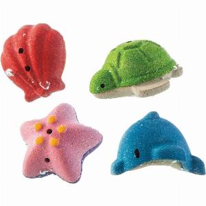 PlanToys Badewannenspielzeug Set Meer aus recyceltem Kautschukholz 4er Set Maße 71 x 68 x 42 cm