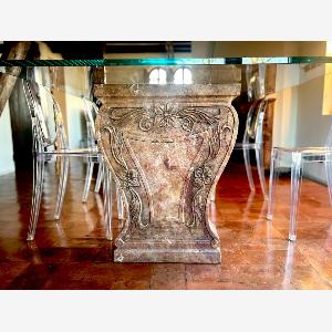 Tavolo rettangolare con piano in cristallo e marmo rosso