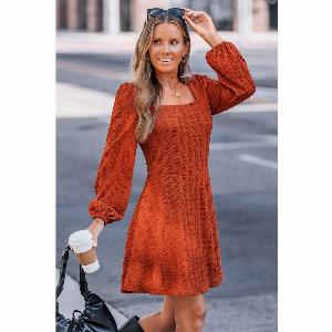 Robe courte marron col carré manches longues