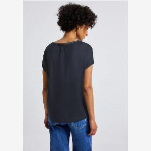 Mélange de matériaux pour la chemise à col en V