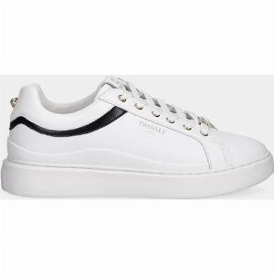 Sneakers with contrasting inserts