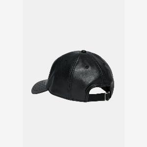 MAISON MARGIELA Cappello con visiera nero per uomo e donna realizzato in ecopelle con patch logo