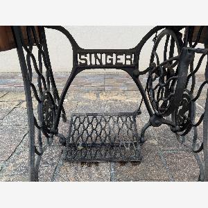 Meuble avec machine à coudre ancienne Singer