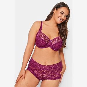 Soutiengorge en dentelle pourpre avec armatures maintenant à 9 
