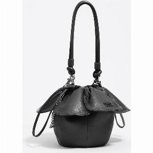 Sac Pétalo en cuir noir ancien prix 355  nouveau prix 342  4