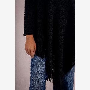 Poncho asimétrico con flecos en el bajo