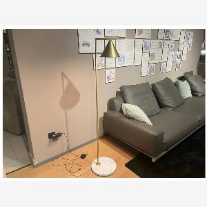 Lampada da terra Captain Flint ottone e marmo di Micheal Anastassiades Flos