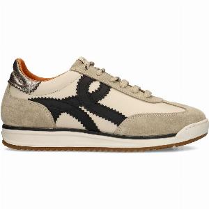 Beigefarbene VelourslederSneaker mit GlattlederDetails
