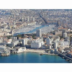 Magnifique vue aérienne de la rade de Marseille maintenant à 82